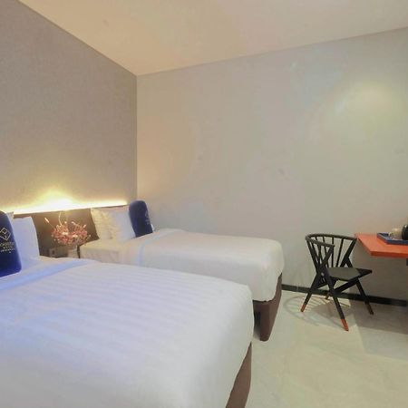 Hotel Youstay Semarang Bagian luar foto